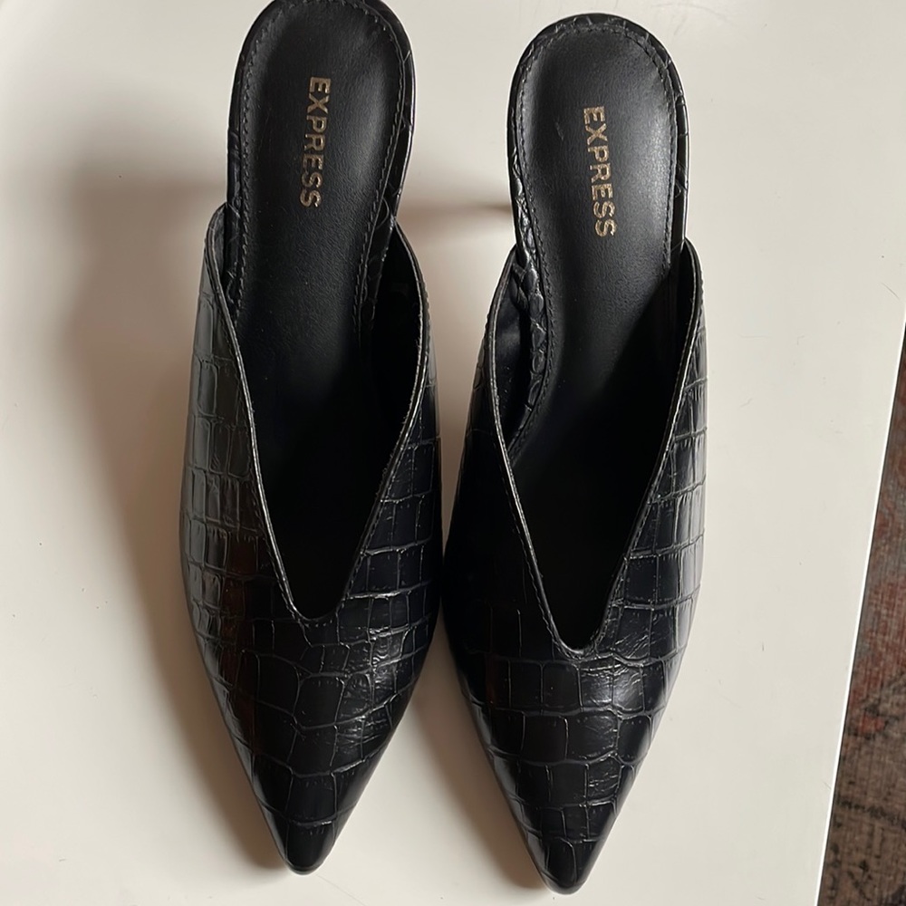 Pointed toe black mules
